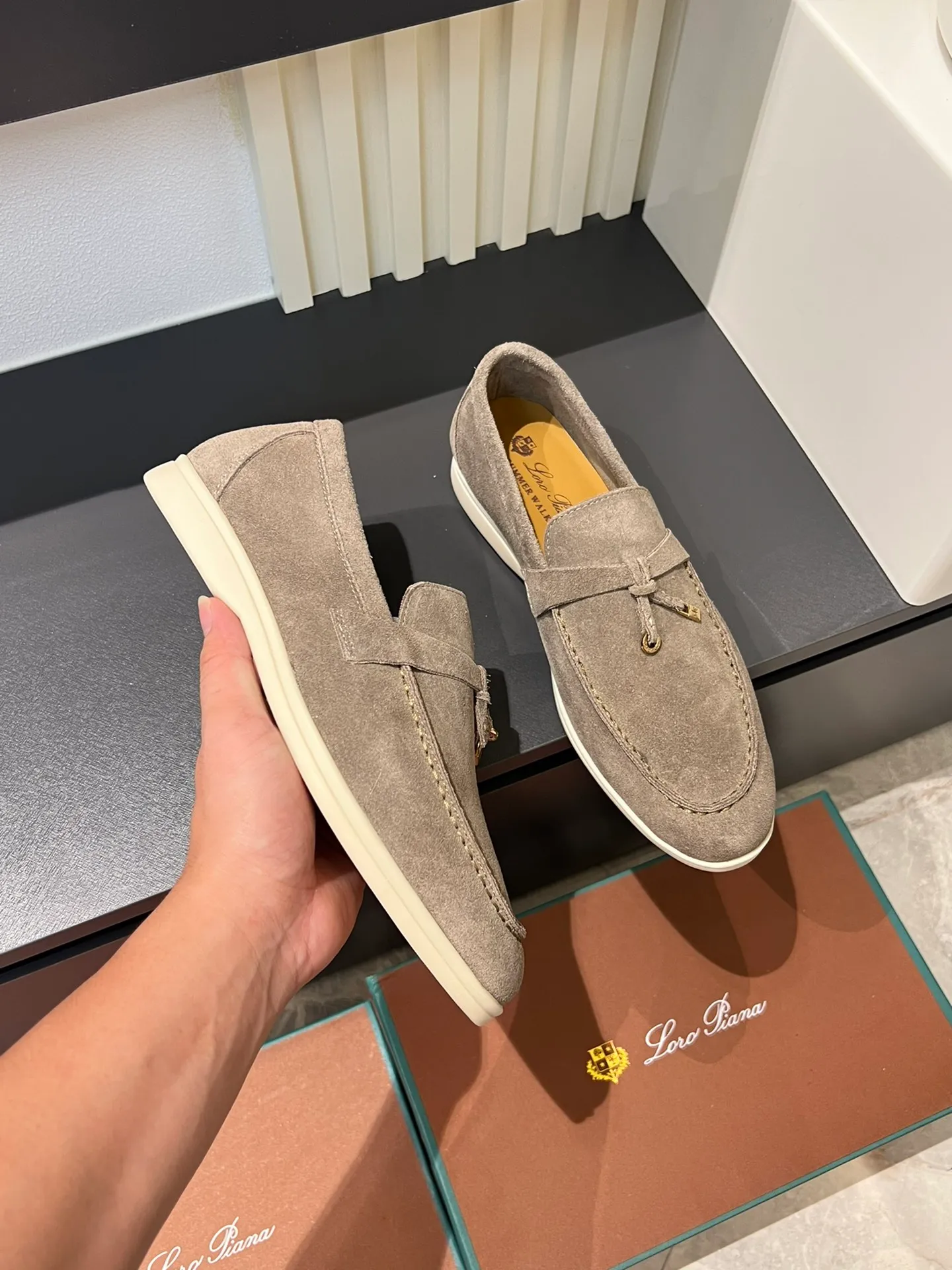 Men's shoes 💰p360 "Loro men's shoes 💰pian'*" Classic L men's shoes for couples 💰p Top version British flat loafers, a must-have item in old money style, the minimalist design is eye-catching and durable, a plus point for dressing The soft foot feel and texture are outstanding. They don’t scratch your feet and are very nice. They are matched with soft and waxy soles. They can be worn daily for a long time without getting tired. They are easy to wear, versatile and classic items, with perfect foot feel and texture! Imported cashmere fabric, the lining is made of imported A-grade water-dyed cow lining, the top version of the genuine leather midsole is sewn with pure handmade mark thread! Size: Female 35-40 (34. Customized) Male 38-44 (45.46. Customized)